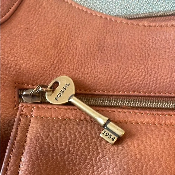 Brown Distressed Leather Vintage Fossil 1954 Key Shoulder Bag. - Picture 5 of 11